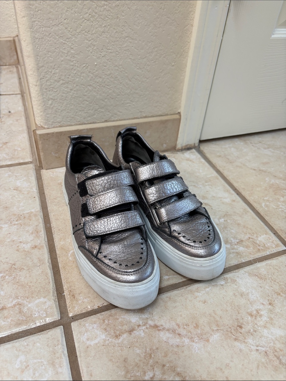 Kennel & Schmenger metal platform sneakers.in good condition size 8.5,